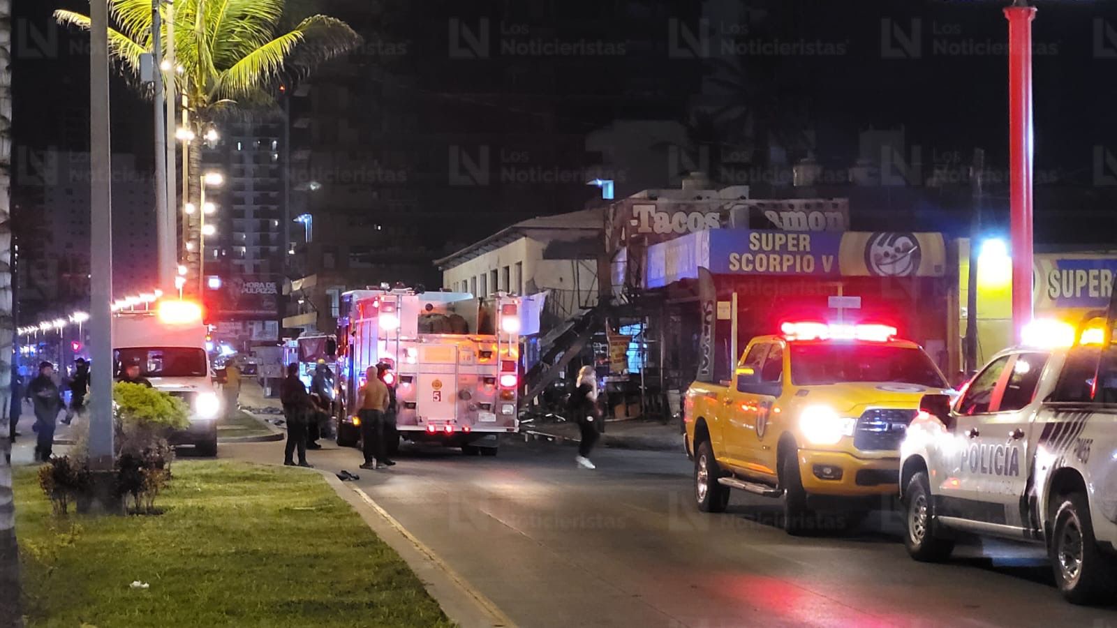 Protección Civil y Bomberos atienden explosión en taquería de Mazatlán
