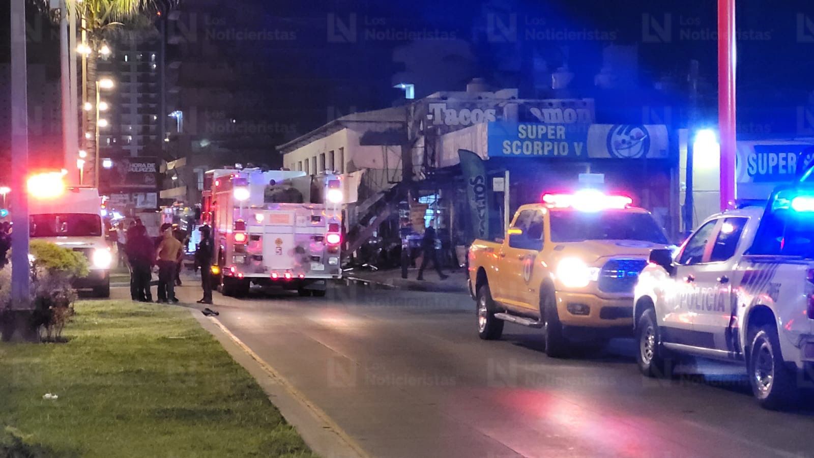 Protección Civil y Bomberos atienden explosión en taquería de Mazatlán