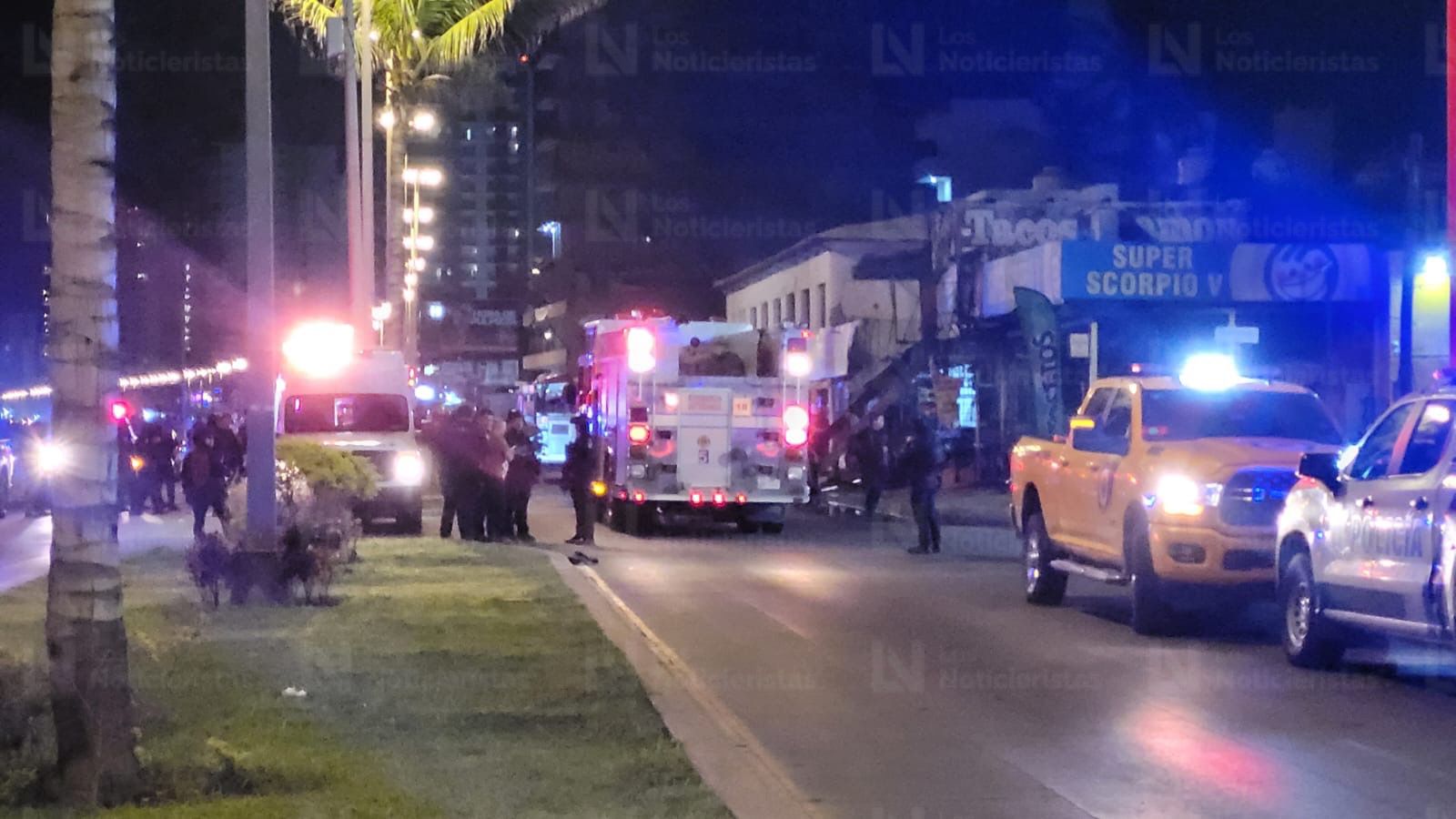 Protección Civil y Bomberos atienden explosión en taquería de Mazatlán
