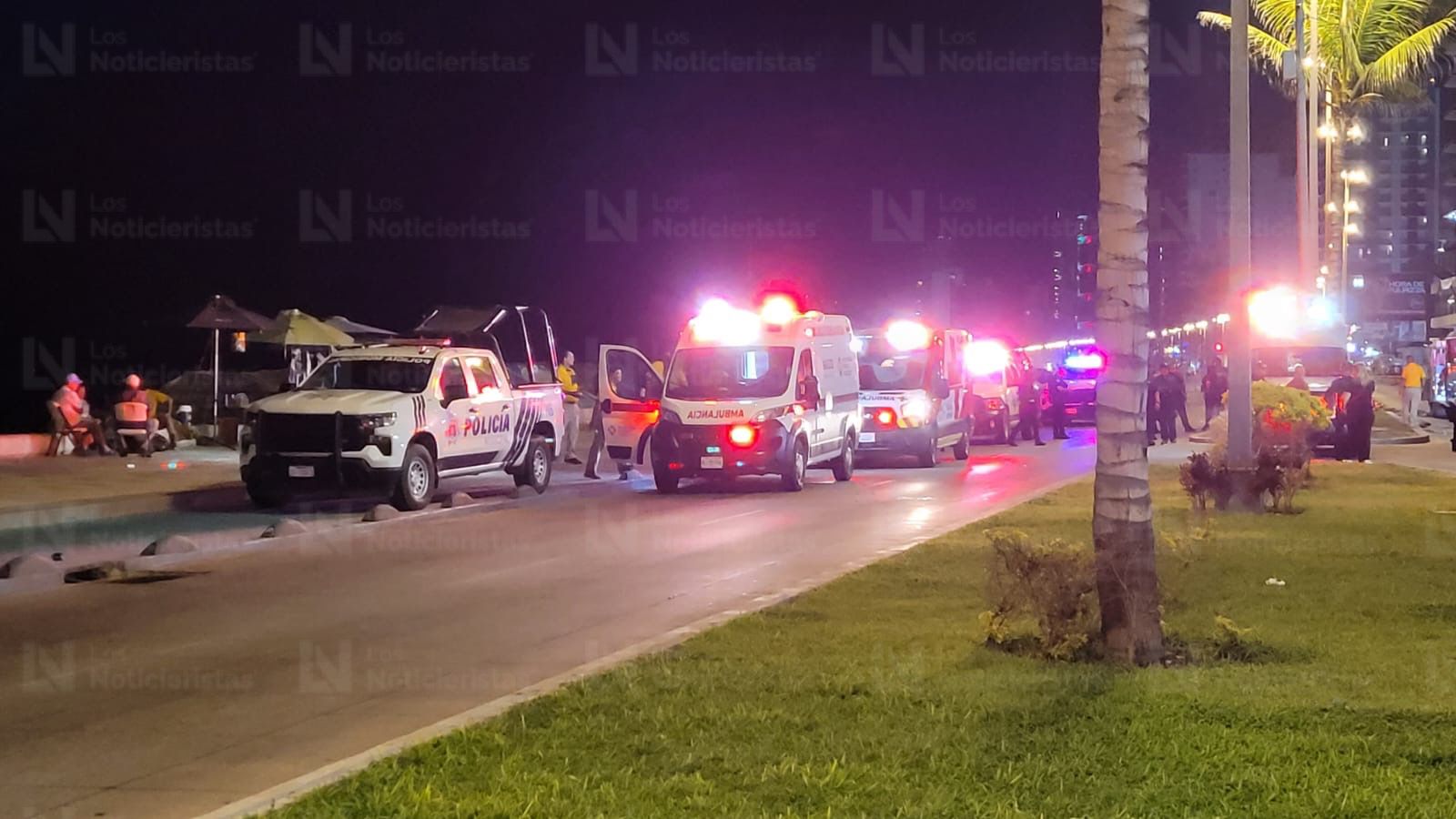 Corporaciones de auxilio atienden explosión de taquería en Mazatlán
