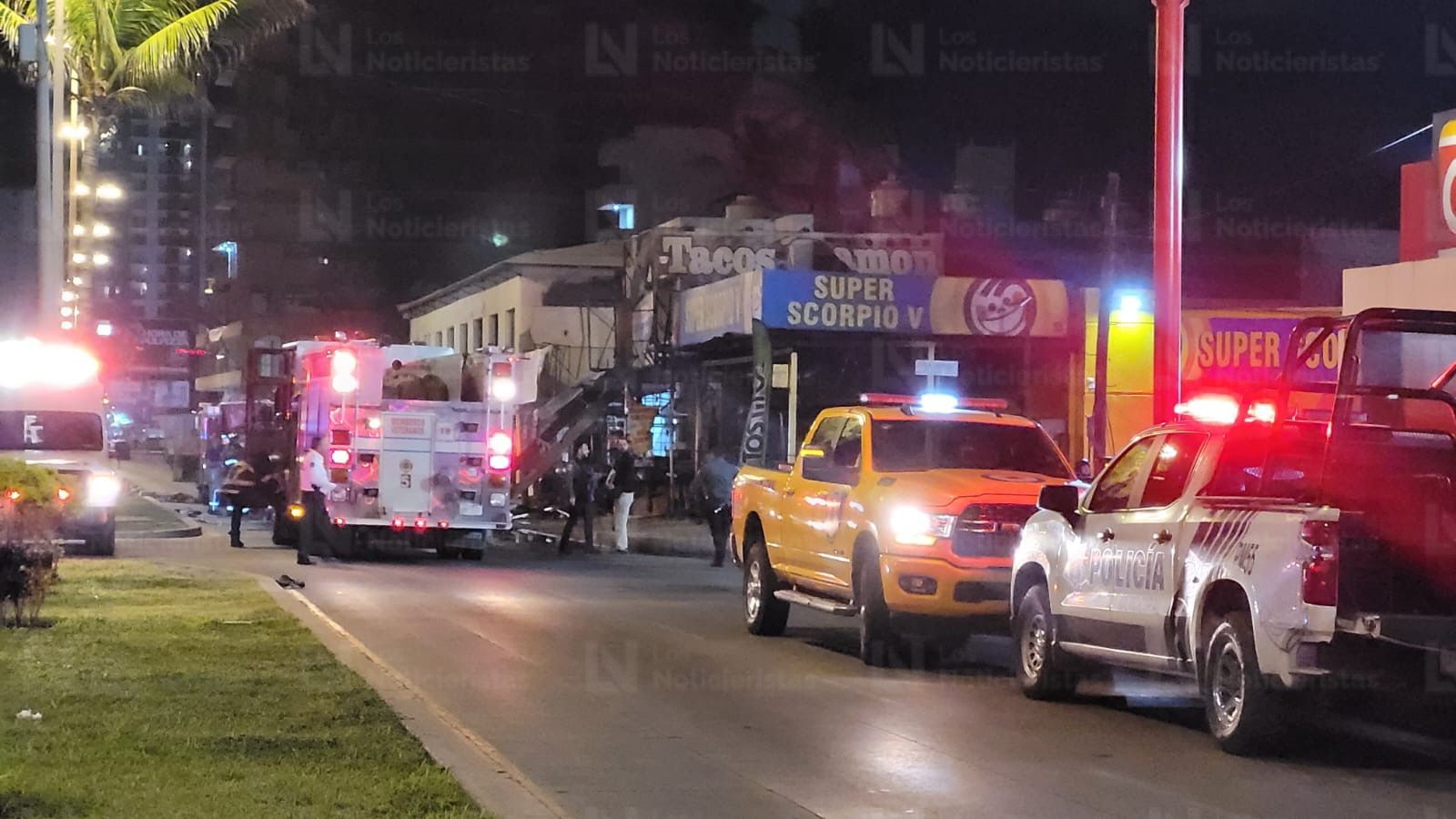 Protección Civil y Bomberos atienden explosión en taquería de Mazatlán