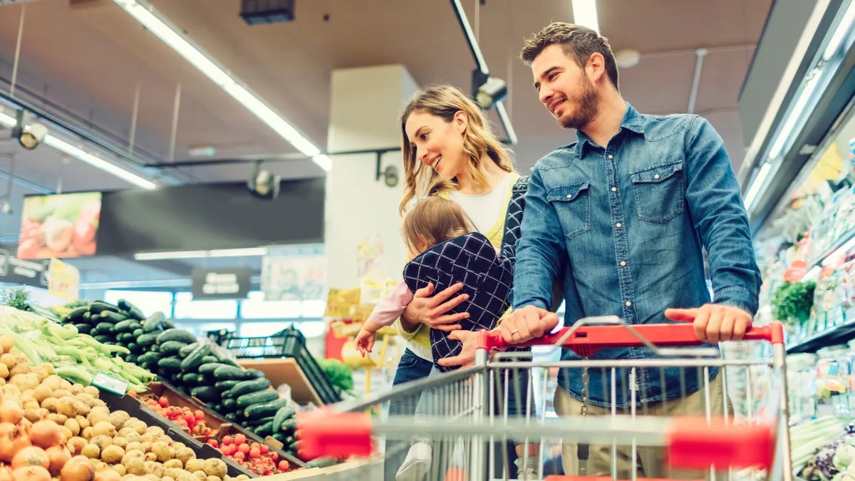 Familia joven en supermercado. Ofertas de Casa Ley