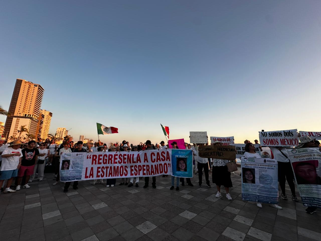 Familias de desaparecidos encabezan marcha de la Generación Z, en Mazatlán