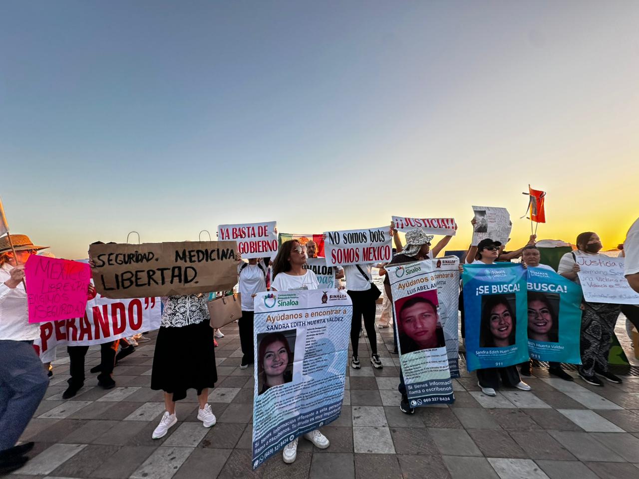 Familias de desaparecidos encabezan marcha de la Generación Z, en Mazatlán