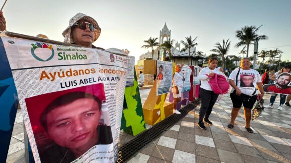 Rostros de desaparecidos y víctimas de violencia marcan marcha de la Generación Z en Mazatlán, Sinaloa