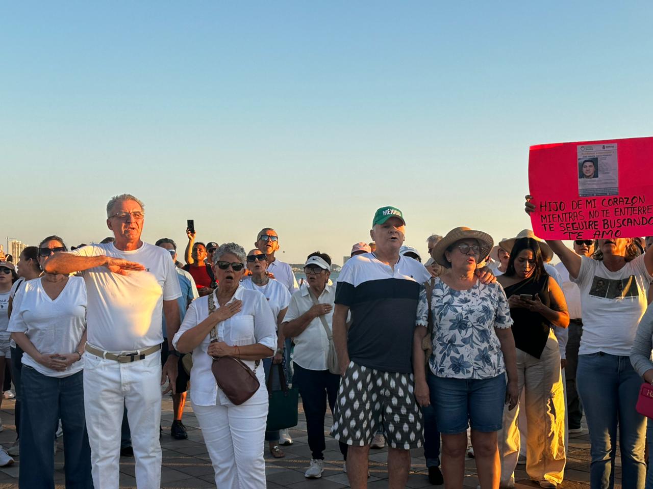 Familias de desaparecidos encabezan marcha de la Generación Z, en Mazatlán