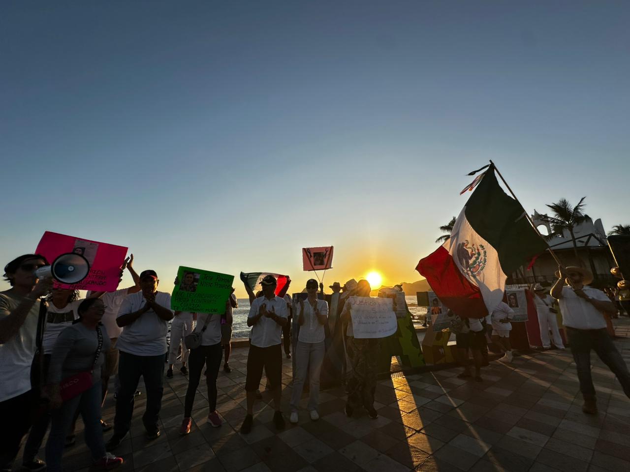 Familias de desaparecidos encabezan marcha de la Generación Z, en Mazatlán