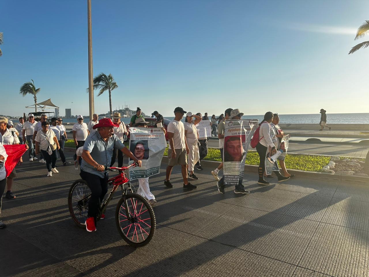 Familias de desaparecidos encabezan marcha de la Generación Z, en Mazatlán
