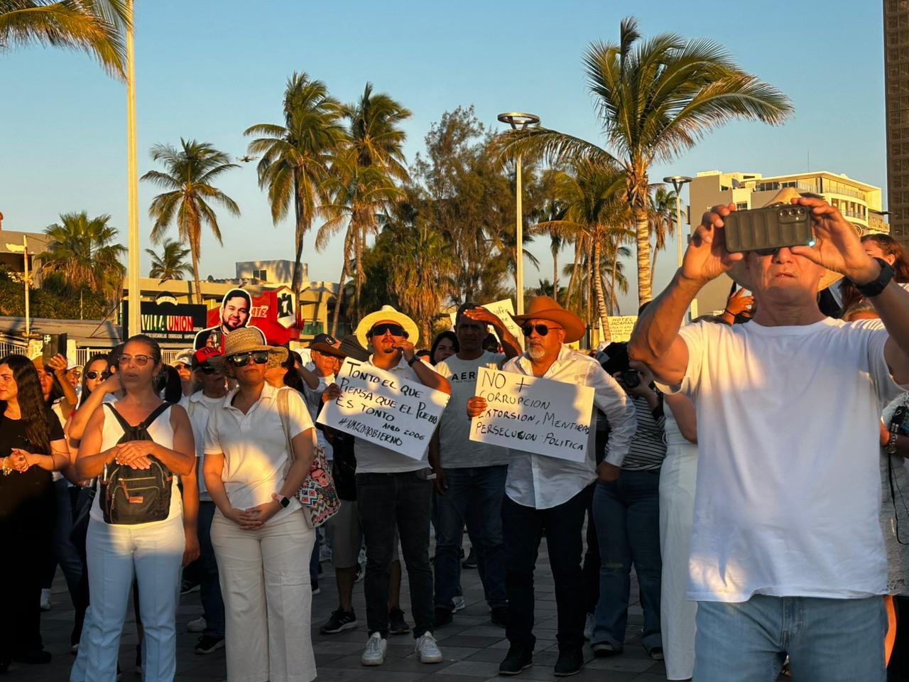 Familias de desaparecidos encabezan marcha de la Generación Z, en Mazatlán