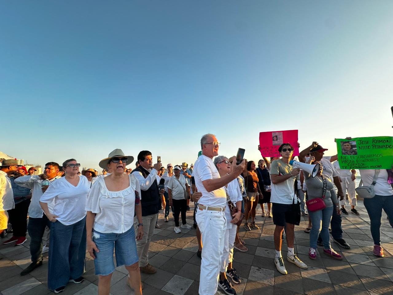 Familias de desaparecidos encabezan marcha de la Generación Z, en Mazatlán