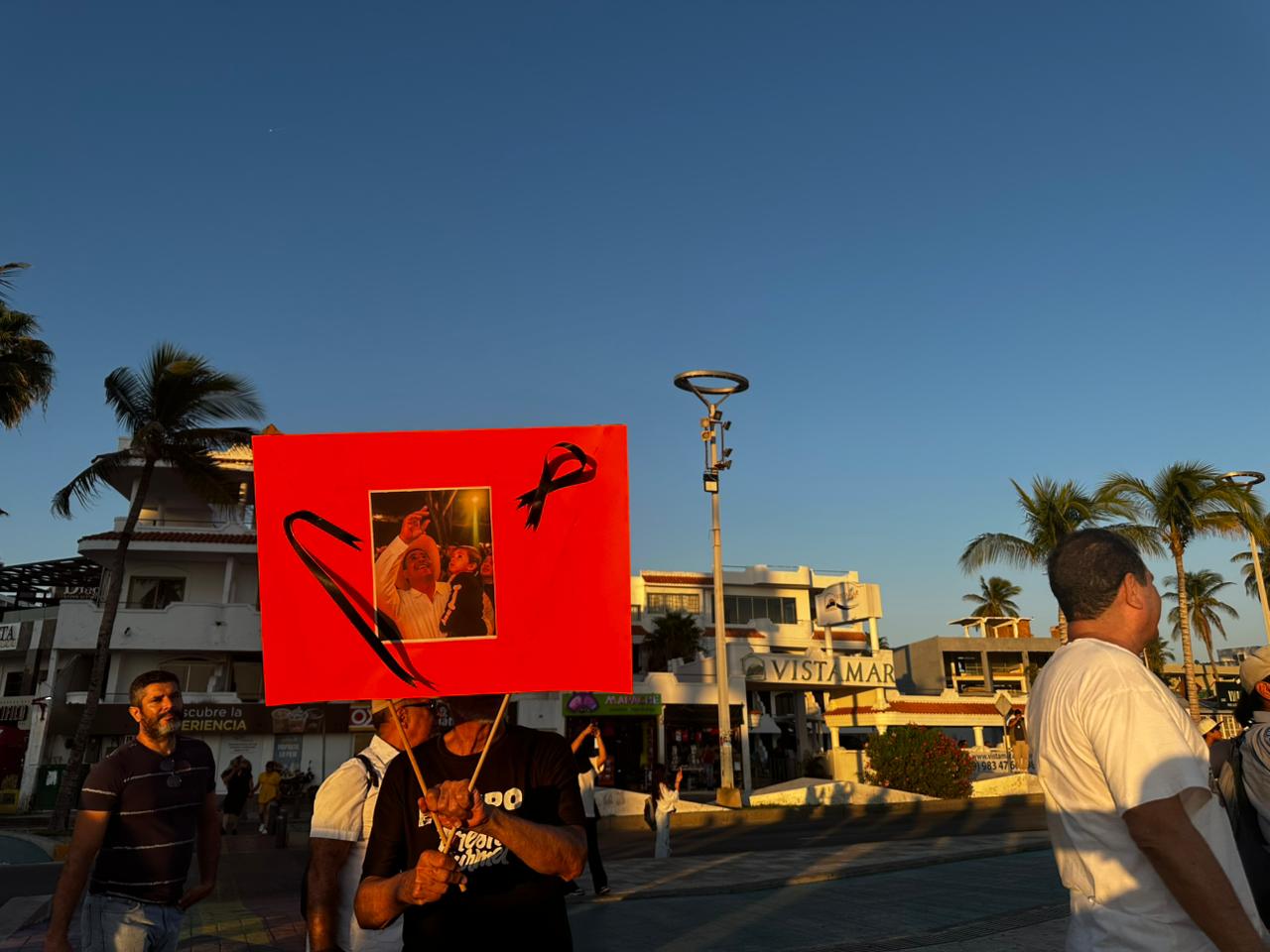 Familias de desaparecidos encabezan marcha de la Generación Z, en Mazatlán