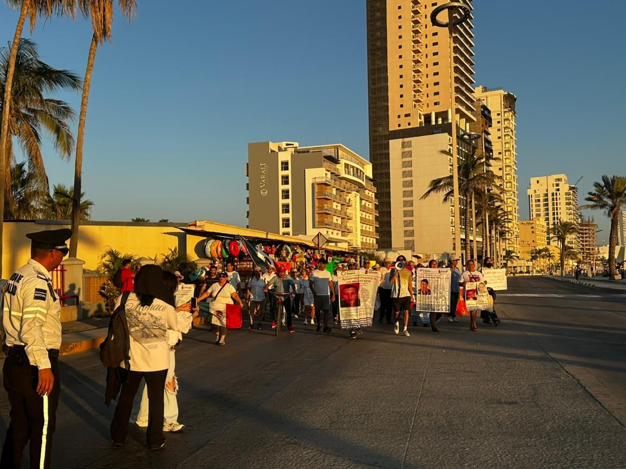 Familias de desaparecidos encabezan marcha de la Generación Z, en Mazatlán