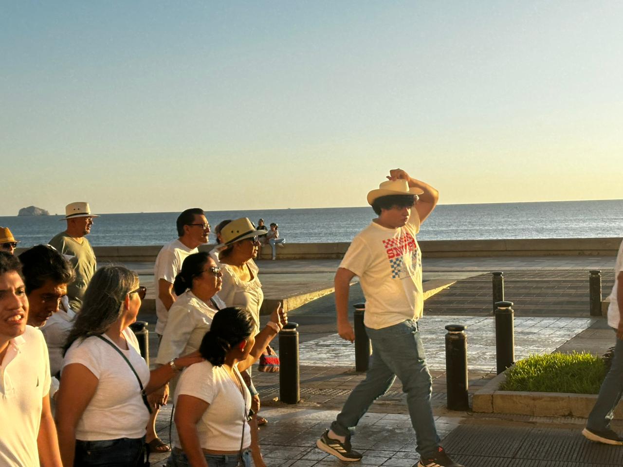 Familias de desaparecidos encabezan marcha de la Generación Z, en Mazatlán