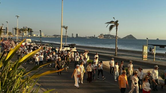 ‘Queremos paz’: en Mazatlán, Sinaloa, marcha de la Generación Z fue encabezada por familiares de desaparecidos