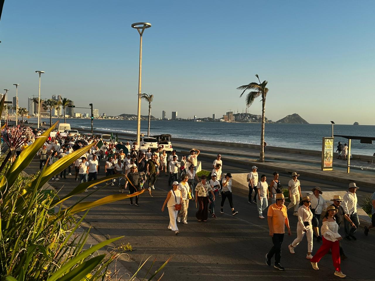Familias de desaparecidos encabezan marcha de la Generación Z, en Mazatlán