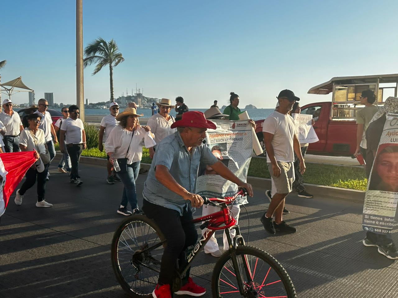 Familias de desaparecidos encabezan marcha de la Generación Z, en Mazatlán