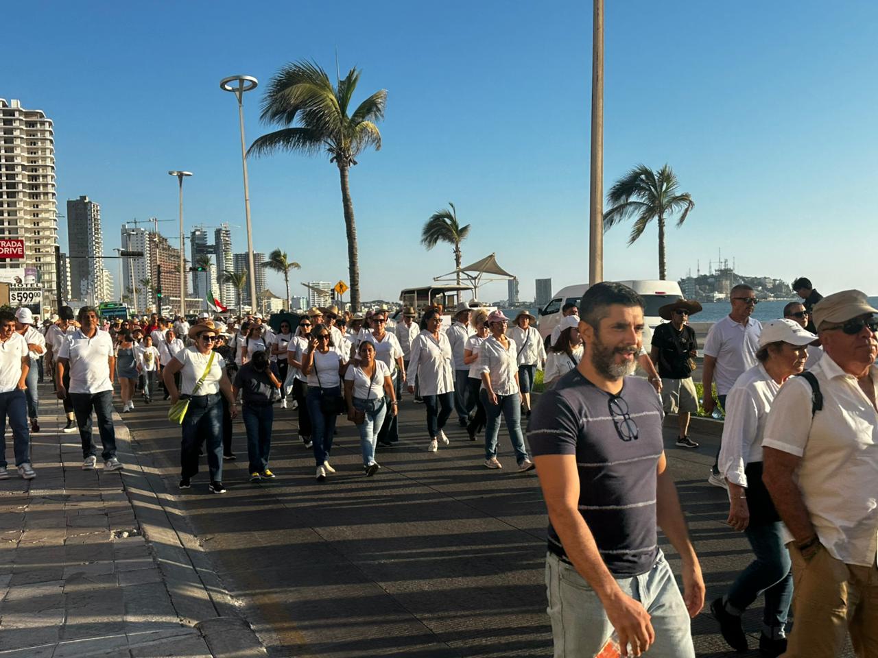 Familias de desaparecidos encabezan marcha de la Generación Z, en Mazatlán
