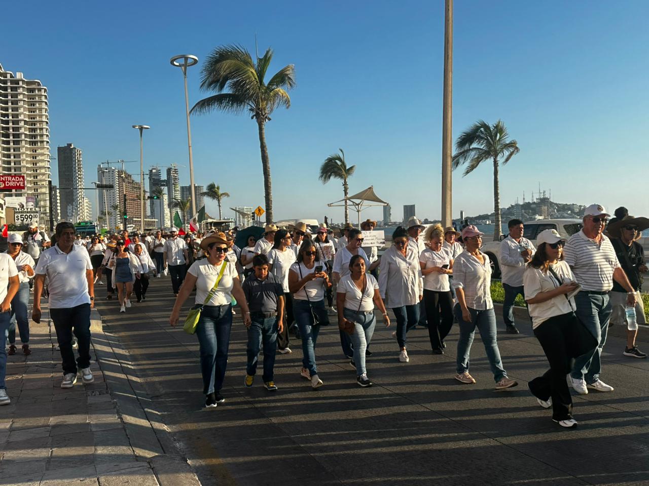 Familias de desaparecidos encabezan marcha de la Generación Z, en Mazatlán