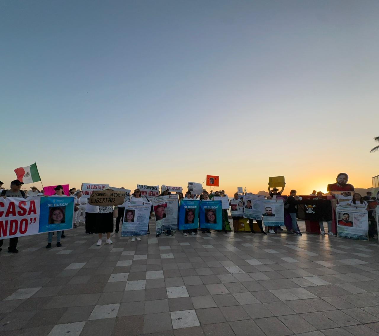 Familias de desaparecidos encabezan marcha de la Generación Z, en Mazatlán