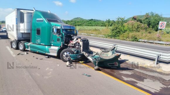 Choque entre moto y tráiler deja dos personas sin vida en la autopista Mazatlán-Tepic en Escuinapa, Sinaloa