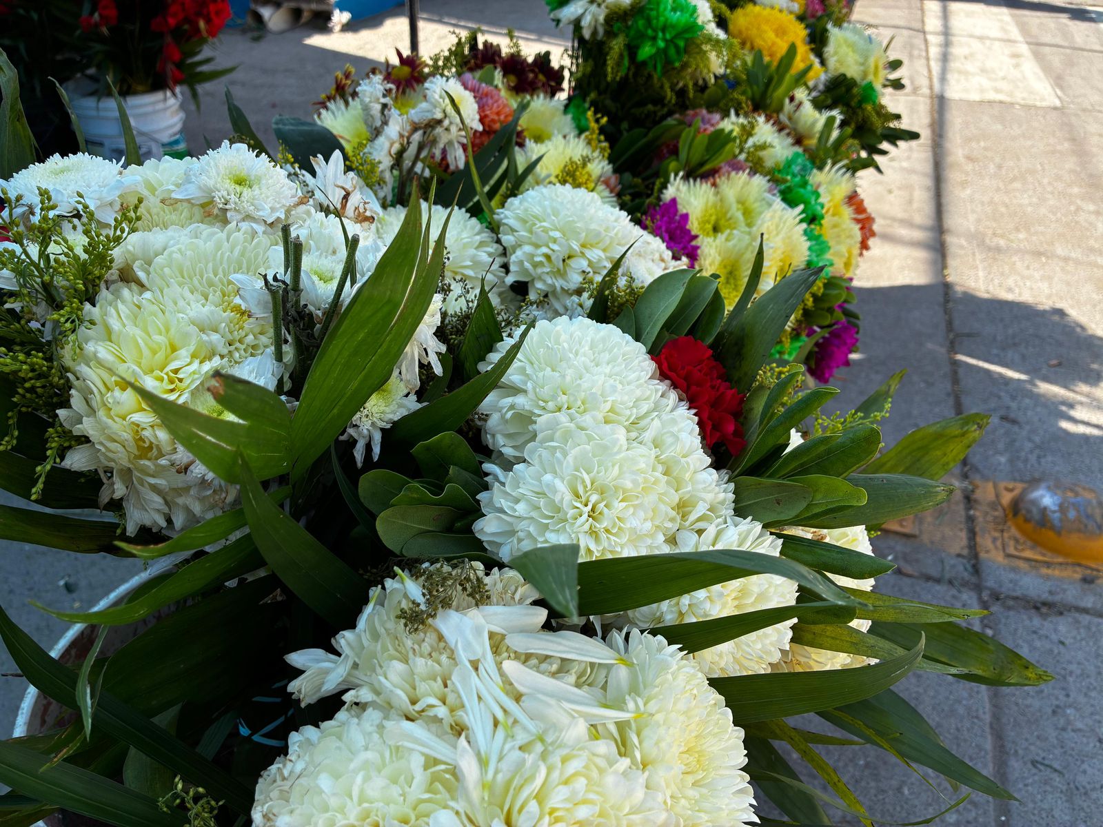 Venta de flores por el Día de Muertos en Mazatlán, Sin.