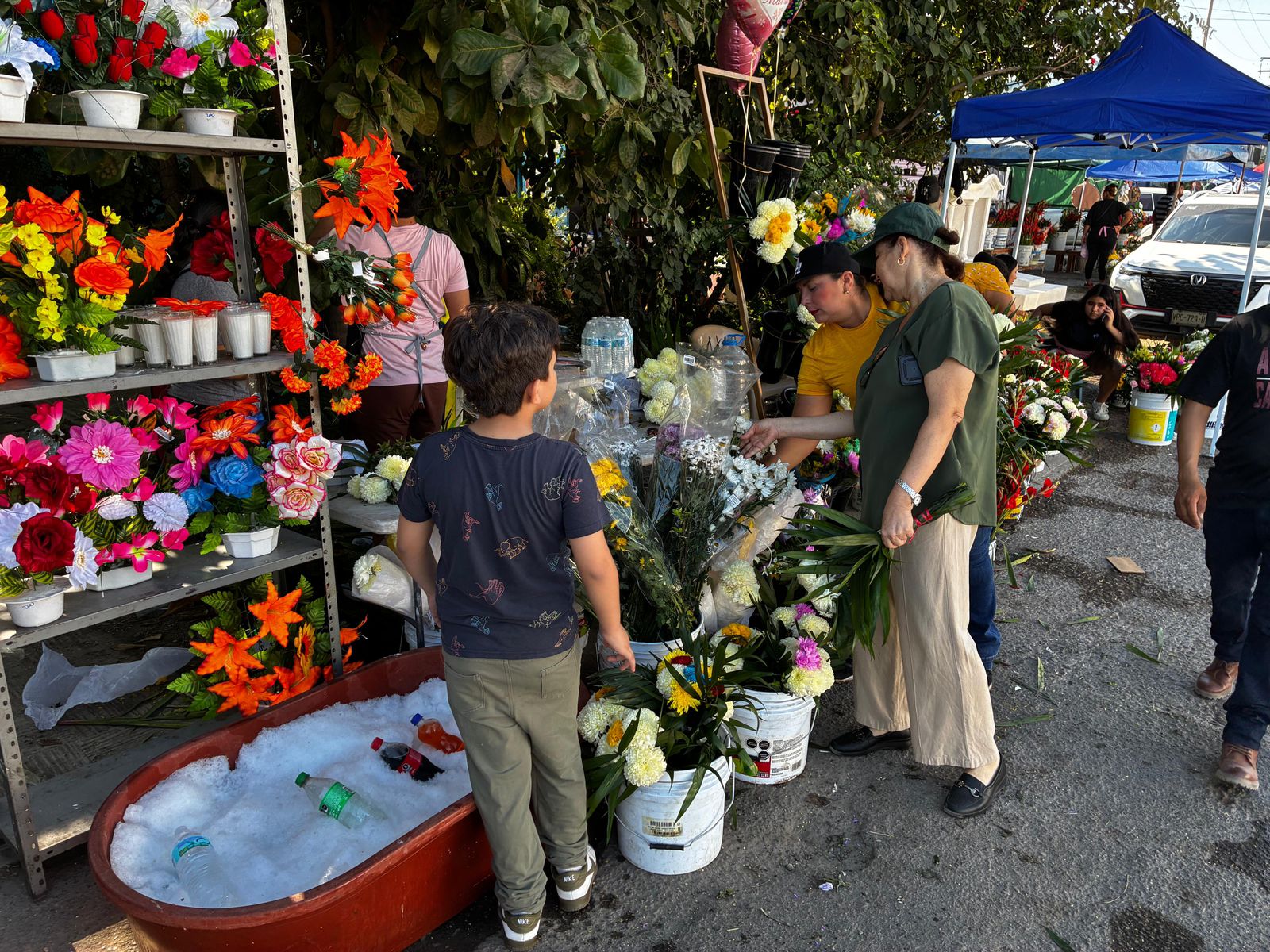 Venta de flores por el Día de Muertos en Mazatlán, Sin.