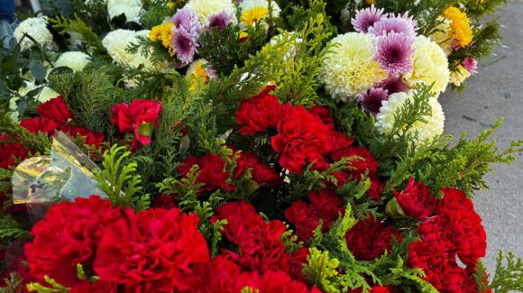 Día de Muertos impulsa economía de floristas en panteones de Mazatlán, Sinaloa