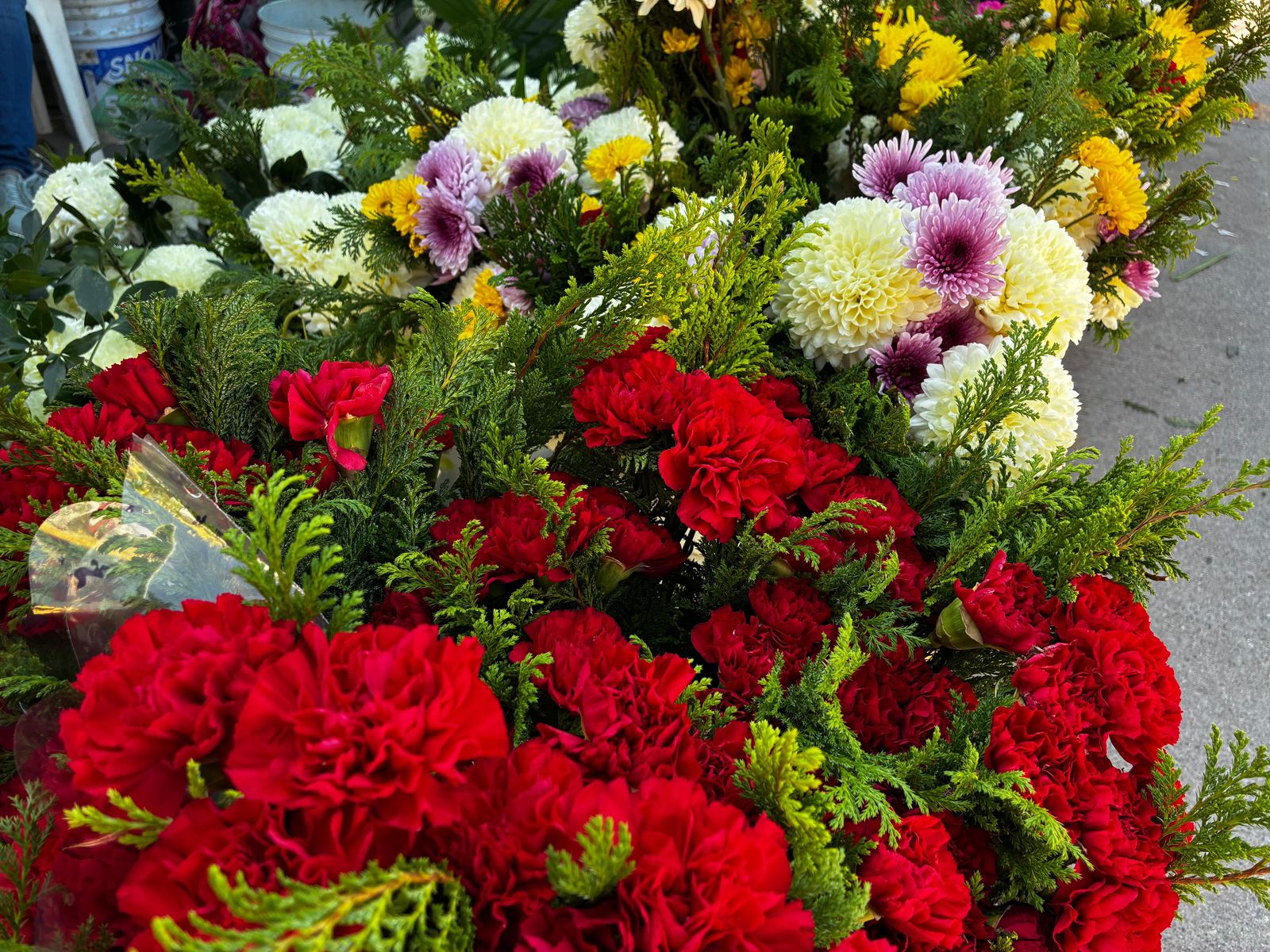 Venta de flores por el Día de Muertos en Mazatlán, Sin.