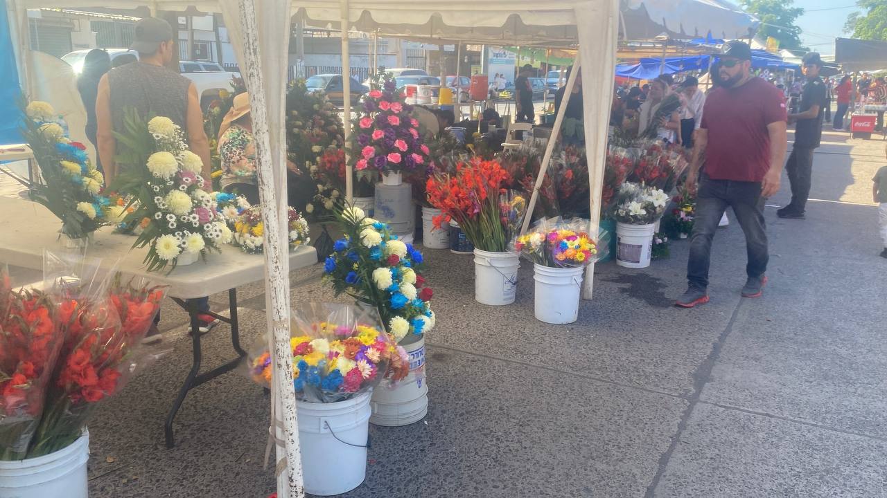 Floristas en el Día de Muertos en Guasave, Sinaloa
