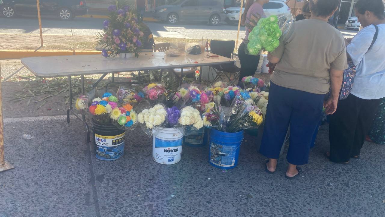 Floristas en el Día de Muertos en Guasave, Sinaloa