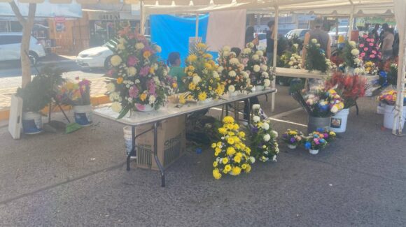 “Se vendió un poco menos, pero no fue malo”: floristas de Guasave, Sinaloa, mantienen el ánimo en ventas del Día de Muertos