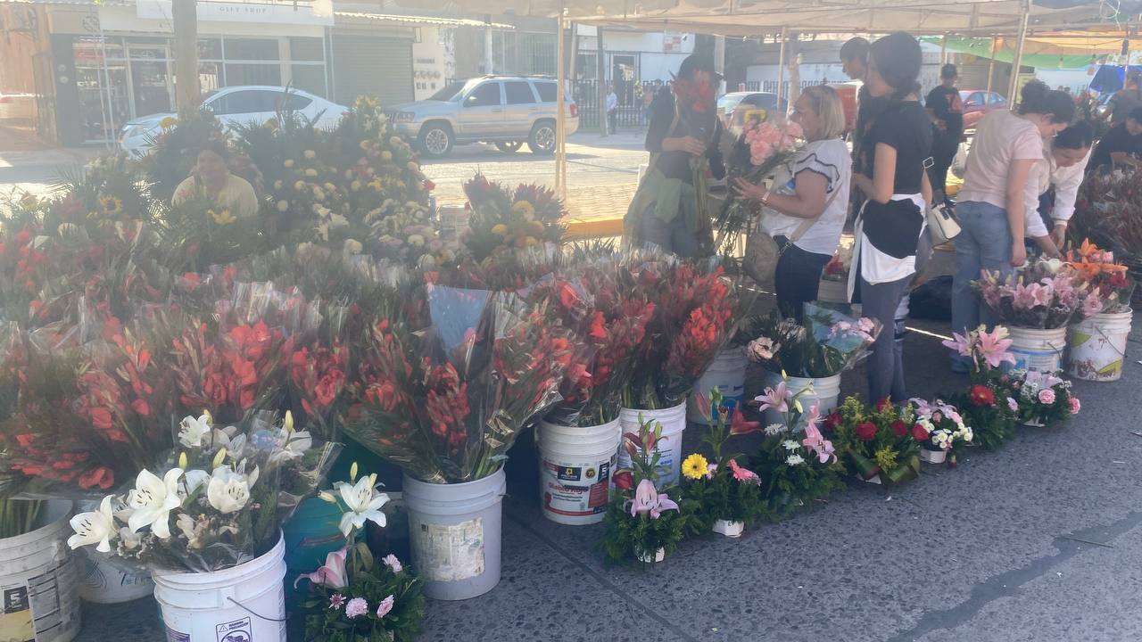 Floristas en el Día de Muertos en Guasave, Sinaloa