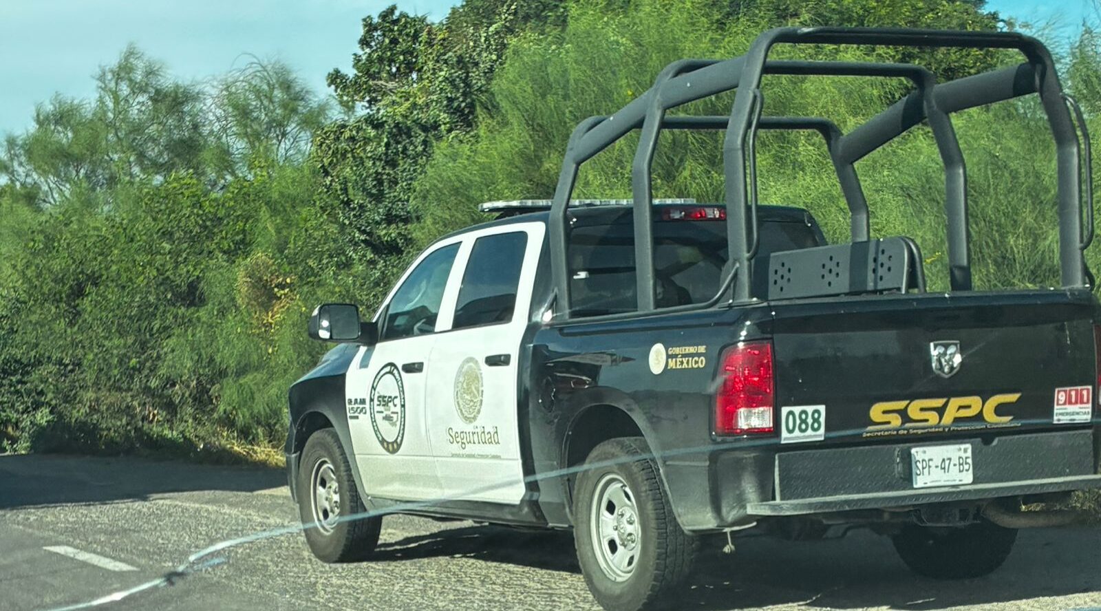 Camioneta de SSPC en carretera Los Mochis-Choix