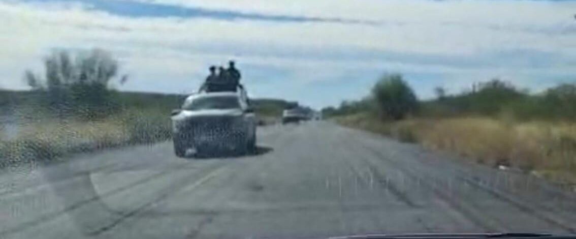 Camioneta de fuerzas federales en carretera Los Mochis-Choix