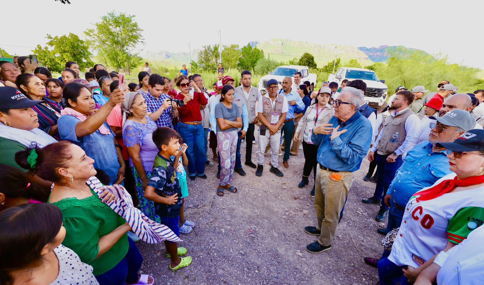 gobernador rocha con familias vulnerables de culiacan
