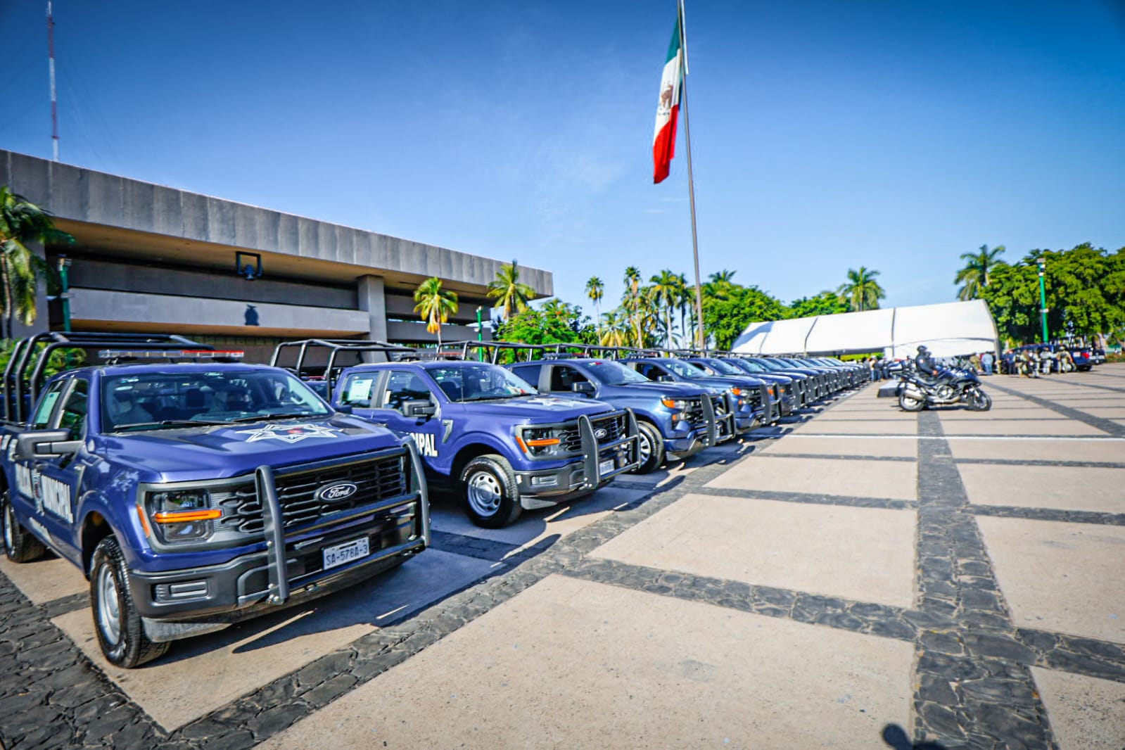 Gobierno de Sinaloa entrega patrullas a la Policía Estatal