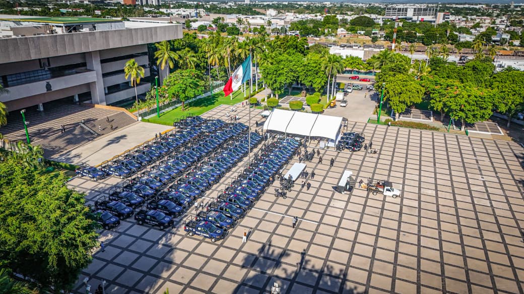 Gobierno de Sinaloa entrega patrullas a la Policía Estatal