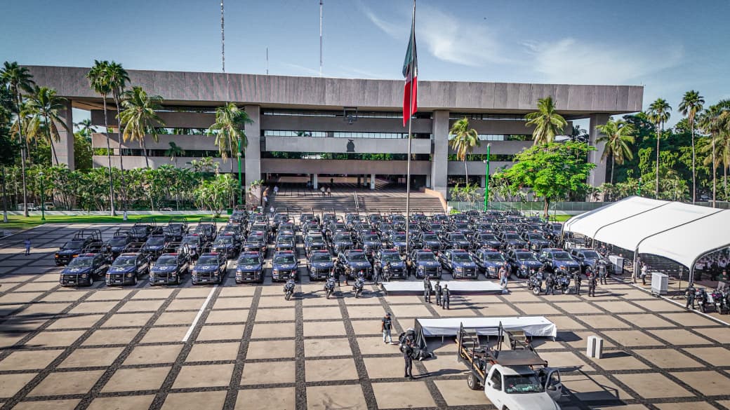 Gobierno de Sinaloa entrega patrullas a la Policía Estatal