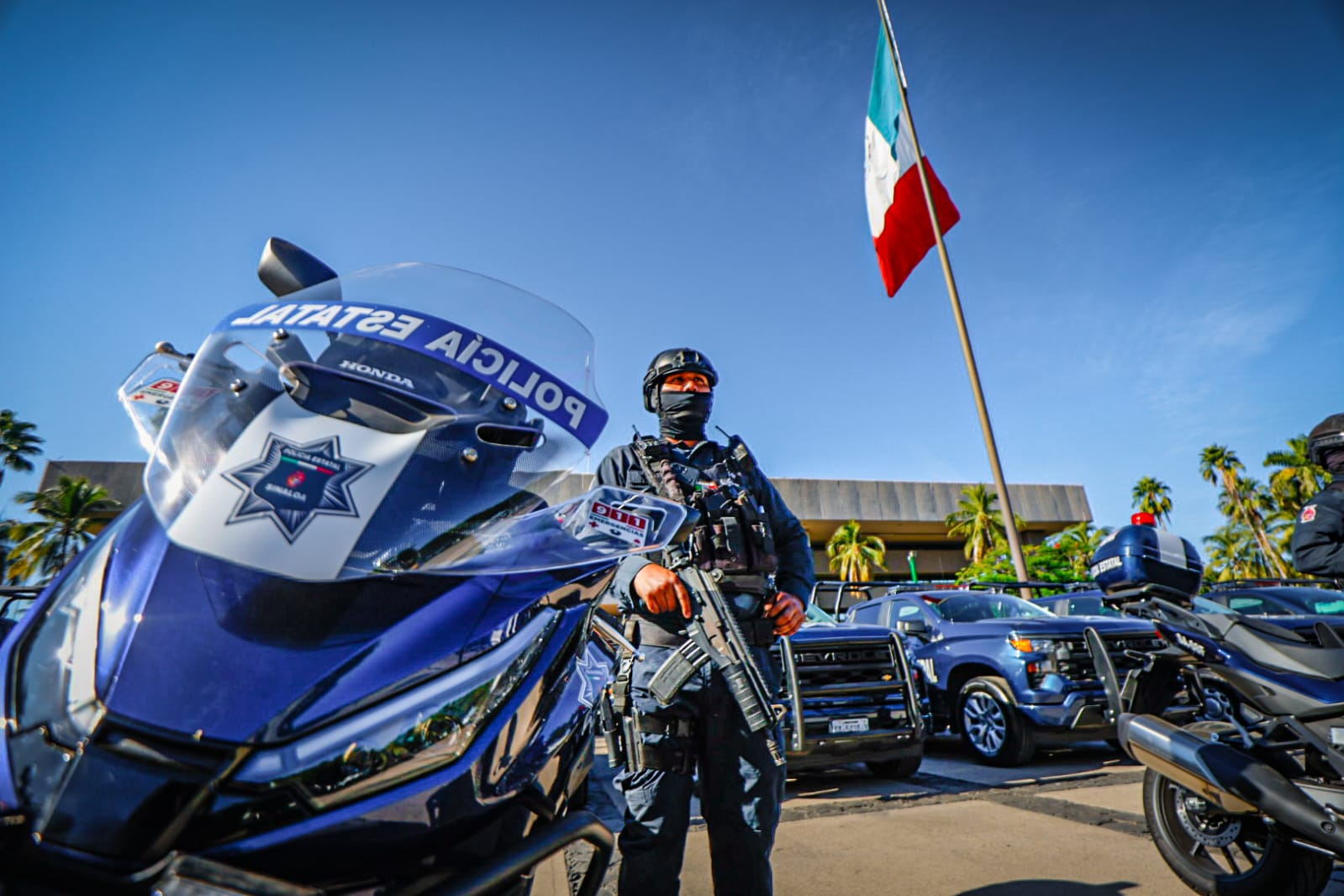 Gobierno de Sinaloa entrega patrullas a la Policía Estatal