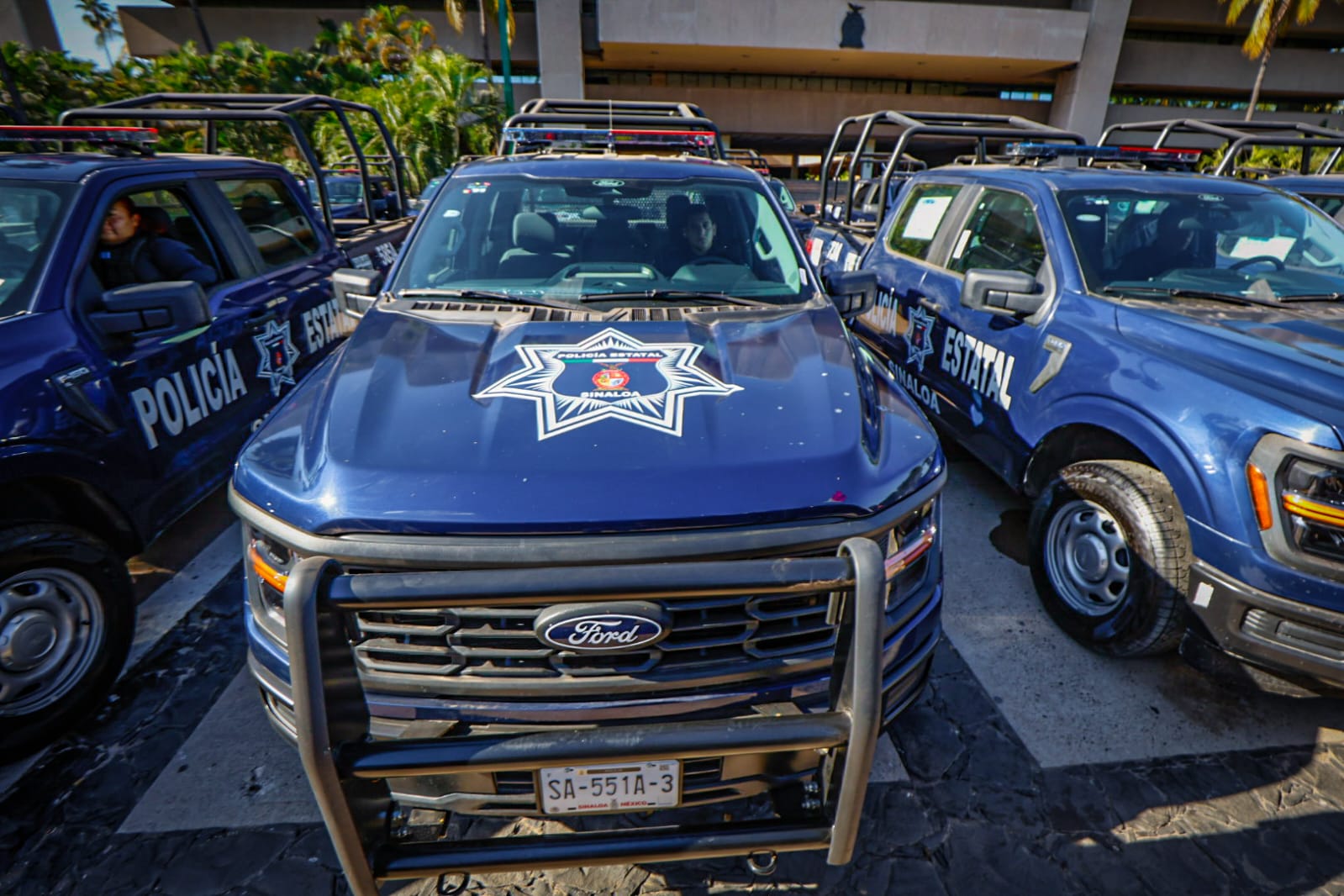 Gobierno de Sinaloa entrega patrullas a la Policía Estatal
