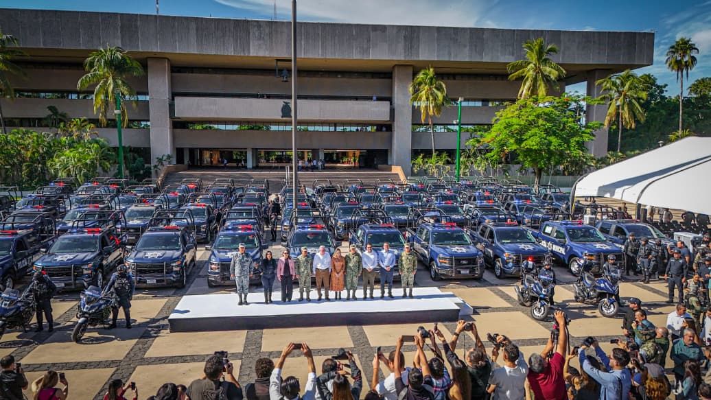 Gobierno de Sinaloa entrega patrullas a la Policía Estatal