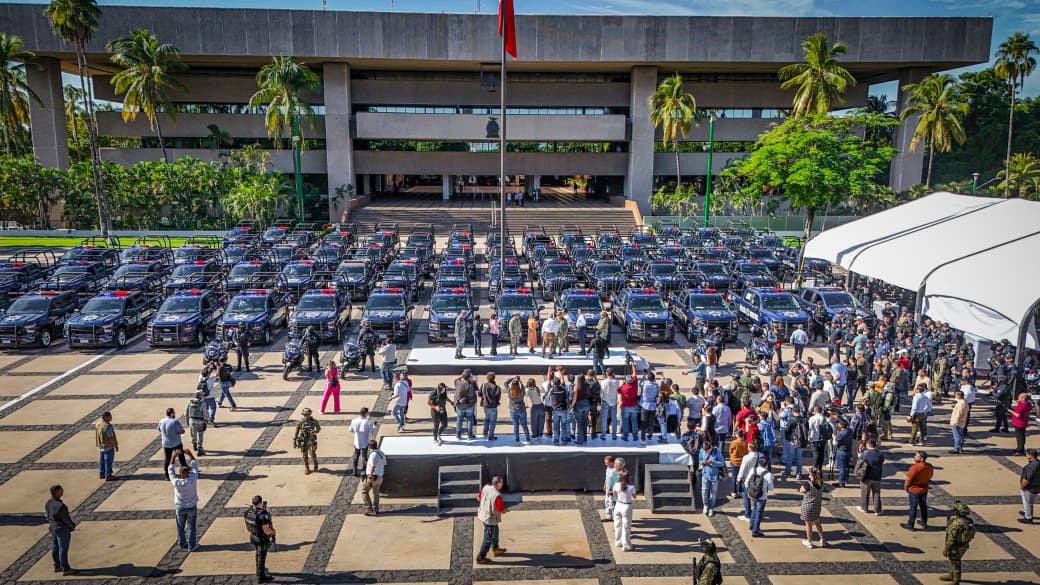 Gobierno de Sinaloa entrega patrullas a la Policía Estatal