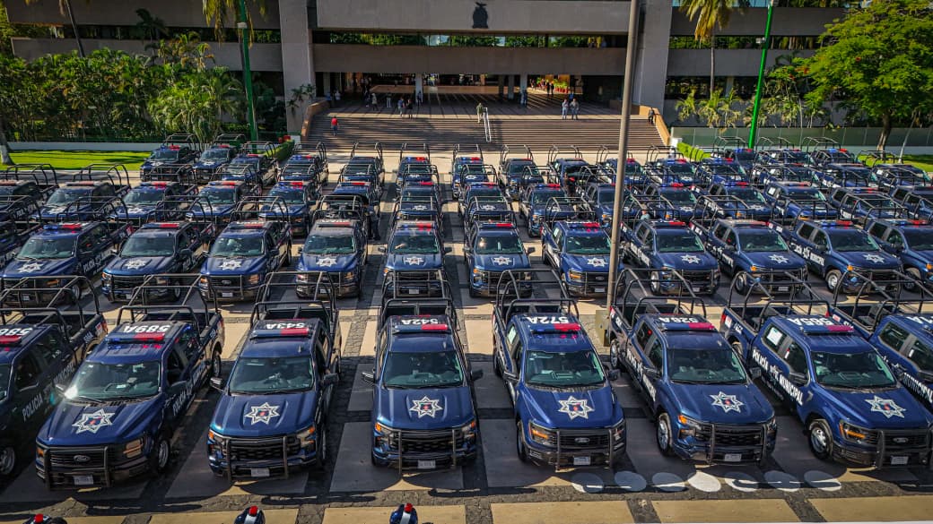 Gobierno de Sinaloa entrega patrullas a la Policía Estatal