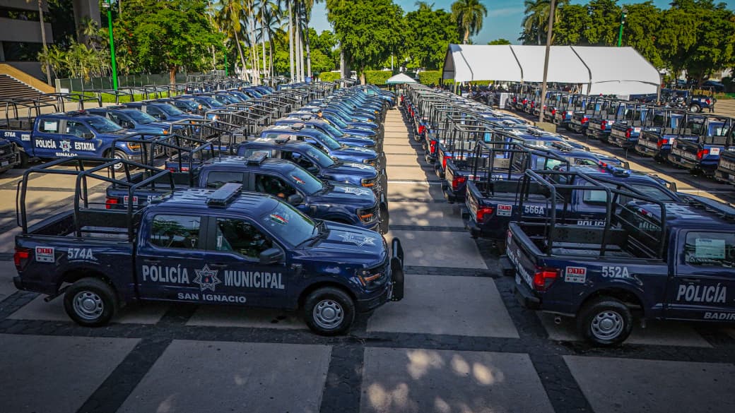 Gobierno de Sinaloa entrega patrullas a la Policía Estatal