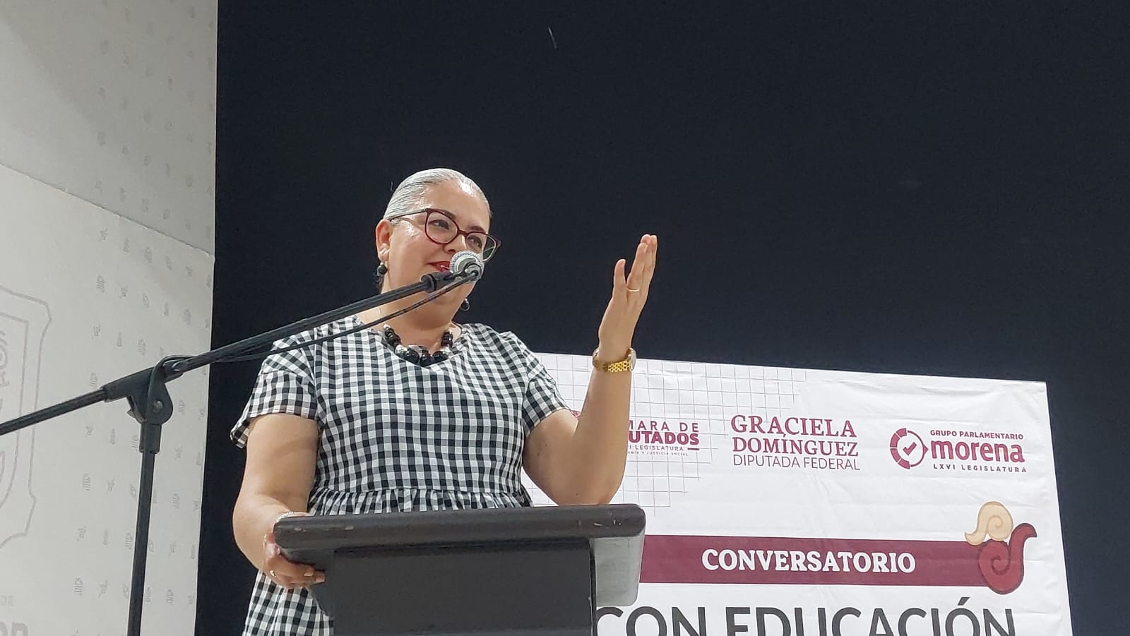 Graciela Domínguez sostiene conversatorio sobre educación en Guamúchil