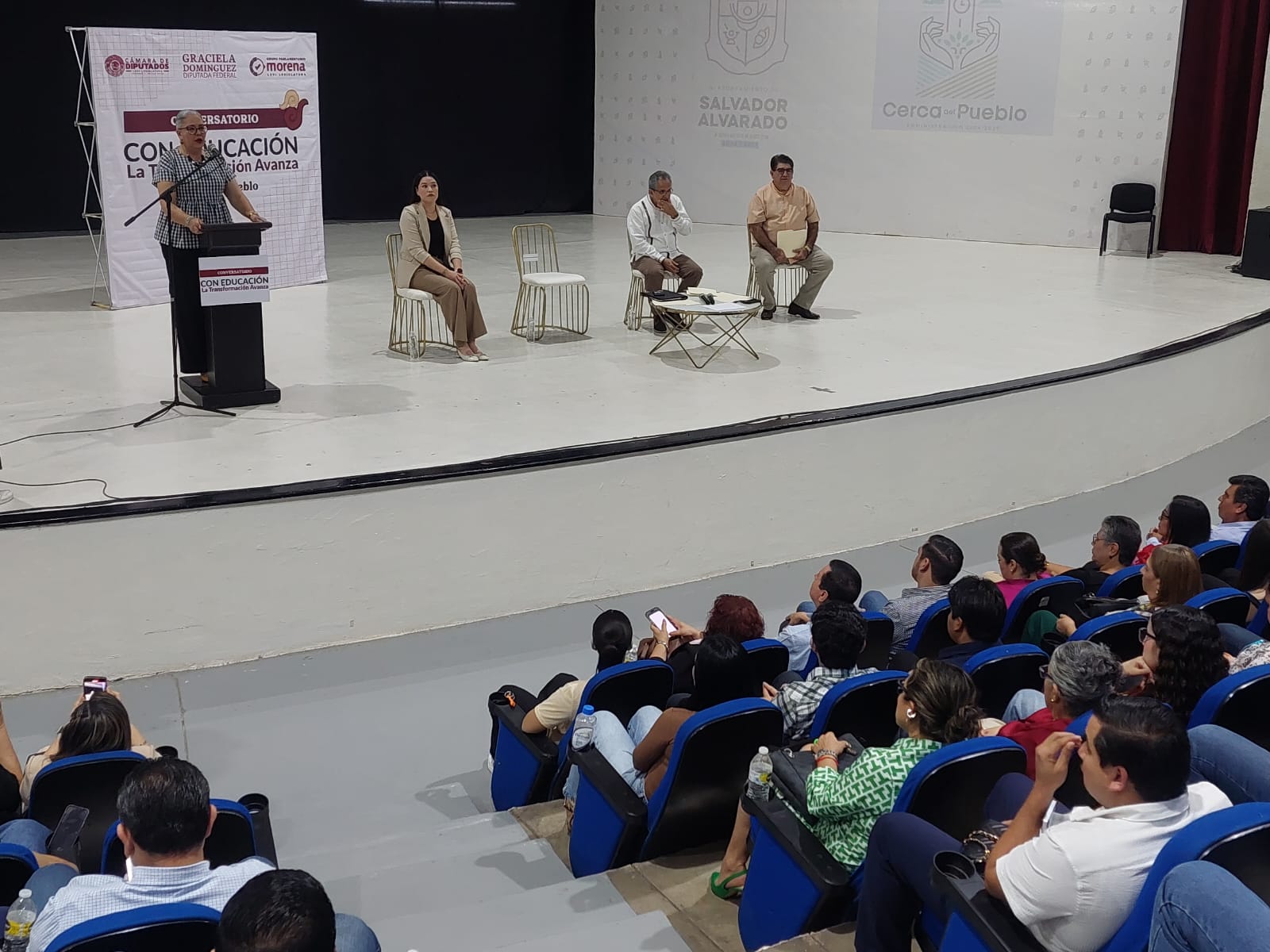 Graciela Domínguez sostiene conversatorio sobre educación en Guamúchil