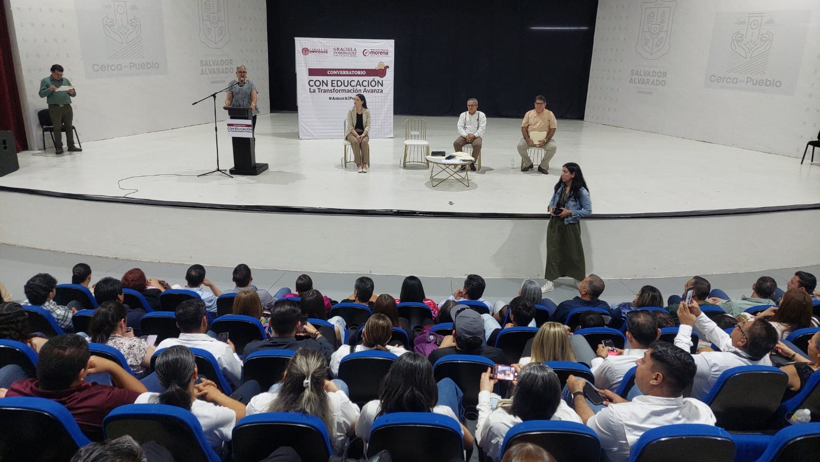 Graciela Domínguez sostiene conversatorio sobre educación en Guamúchil