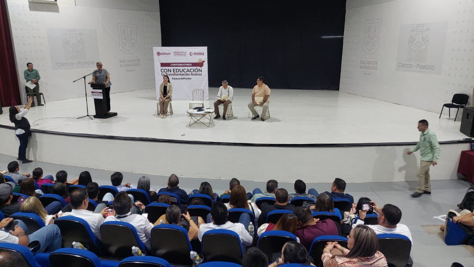 Graciela Domínguez sostiene conversatorio sobre educación en Guamúchil
