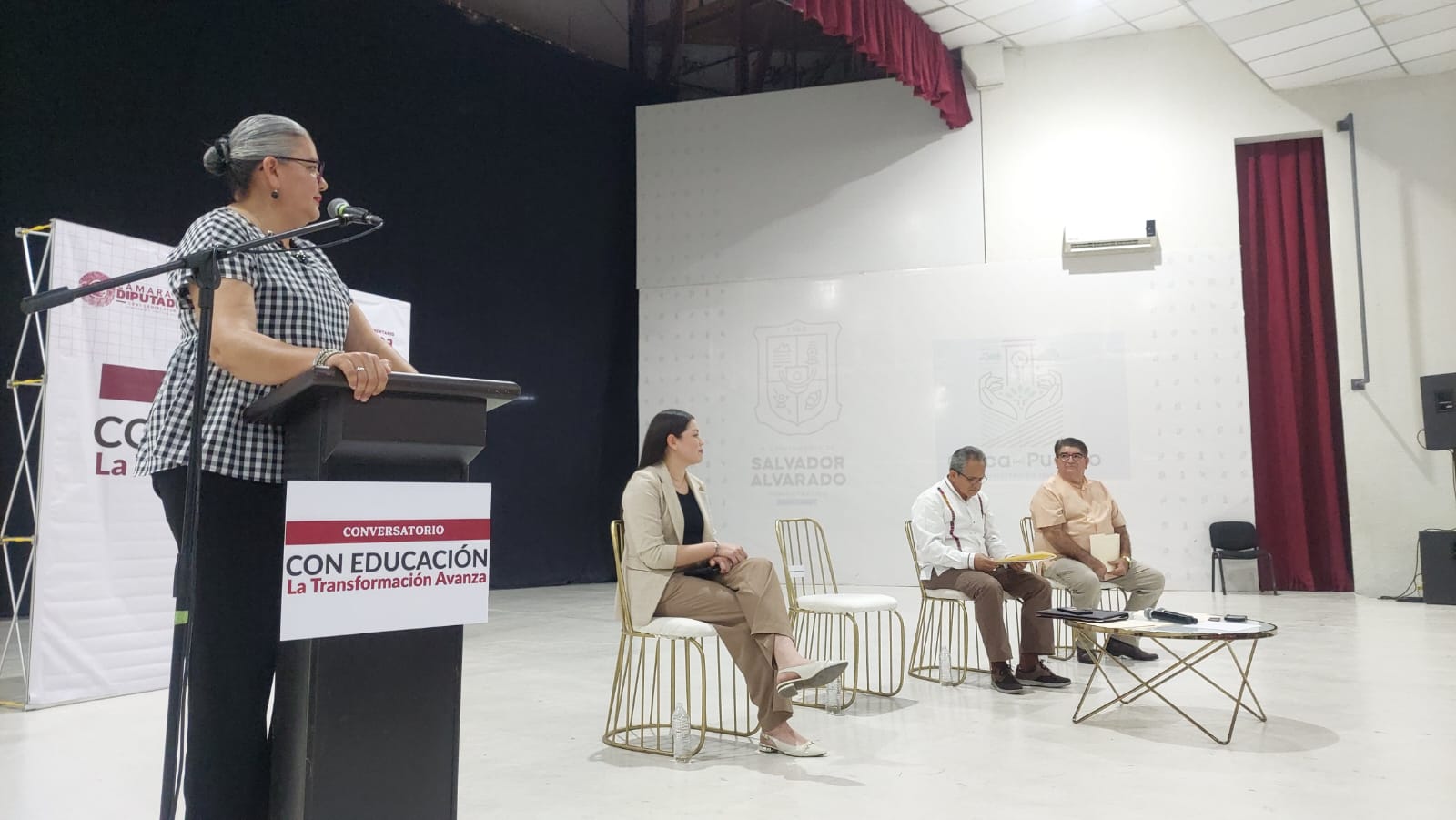 Graciela Domínguez sostiene conversatorio sobre educación en Guamúchil