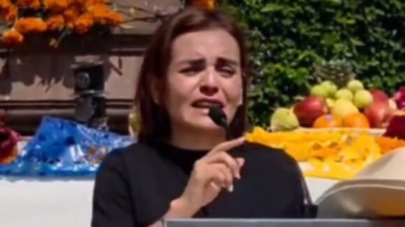“Aunque apagaron tu voz, no apagarán tu lucha”, clama la esposa de Carlos Manzo en funeral